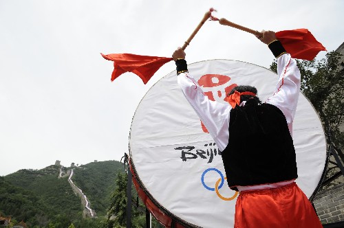 7月13日,一名演员在活动现场击鼓。 新华社记者 戴旭明 摄
