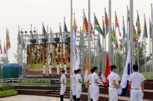 北京奥运会奥运村位于北京城南北中轴线的北端、北五环和北四环之间,北接奥林匹克森林公园,南邻国家体育场“鸟巢”,占地66公顷。全村分为居住区、国际区和运行区三个区。奥运村于2008年7月20日预开村,并将于7月27日正式开村,奥运会期间为来自世界各国和地区的16000名运动员及官员提供居住、生活、休闲和娱乐等服务。8月27日,奥运村将闭村。残奥会期间,奥运村转换为残奥村,于8月30日正式开村,9月20日闭村。 这是奥运村升旗区(7月4日摄)。 新华社记者张国俊摄
