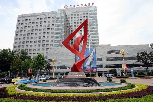 奥帆赛定点医院——青岛市市立医院外景(8月2日摄)。 8月2日,记者来到北京奥运会青岛奥帆赛唯一一家定点医院——青岛市市立医院,在医院内记者发现到处都充满着浓厚的奥运气氛,各种与奥运有关的标识随处可见。为给运动员和奥运大家庭成员提供周到细致的服务,市立医院专门组建了奥运门诊、奥运病房和运动员康复室,每天抽调12名医护人员在门诊和病房24小时值班,确保参赛运动员得到优质医疗服务。 新华社记者范长国摄