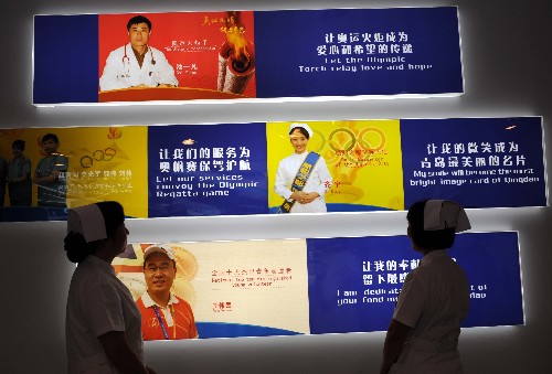 市立医院大厅墙上张贴的为奥帆赛服务的相关口号引人注目(8月2日摄)。 8月2日,记者来到北京奥运会青岛奥帆赛唯一一家定点医院——青岛市市立医院,在医院内记者发现到处都充满着浓厚的奥运气氛,各种与奥运有关的标识随处可见。为给运动员和奥运大家庭成员提供周到细致的服务,市立医院专门组建了奥运门诊、奥运病房和运动员康复室,每天抽调12名医护人员在门诊和病房24小时值班,确保参赛运动员得到优质医疗服务。 新华社记者范长国摄