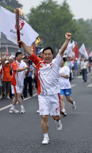 8月6日,火炬手于天华手持火炬传递。当日,北京奥运圣火在北京市传递。 新华社记者戚恒摄