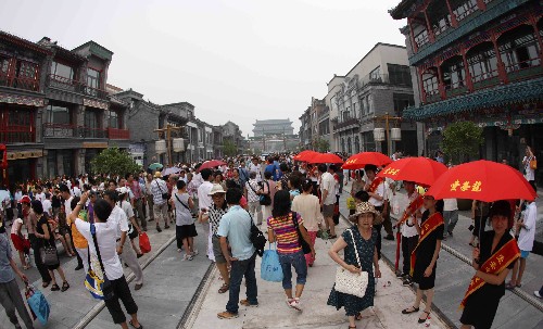 8月7日,游人在前门大街参观。当日,北京前门大街正式开街。北京前门大街北起前门月亮湾,南至珠市口,全长840米。自2007年5月9日开始,前门大街开始了大规模修缮整治工程。此前的几年里,修缮方案共经过了16位文物专家32次专业论证。 新华社记者张燕辉摄