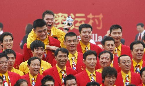 8月7日,中国体育代表团副团长崔大林说,著名篮球运动员姚明将在北京奥运会开幕式上担任中国代表团旗手。在雅典奥运会开幕式上,中国代表团的旗手就是姚明。 这是7月27日,参加北京奥运会的中国体育代表团部分成员正式入住奥运村,中国体育代表团成员姚明(上排左二)等在升旗仪式后合影留念。 新华社记者凡军摄