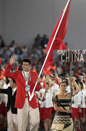 8月7日,中国体育代表团副团长崔大林说,著名篮球运动员姚明将在北京奥运会开幕式上担任中国代表团旗手。在雅典奥运会开幕式上,中国代表团的旗手就是姚明。 这是2004年8月13日,姚明在雅典奥运会上担任中国代表团旗手。 新华社记者郭大岳摄
