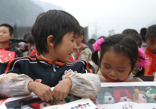 11月17日,贵阳市花溪区南车希望小学两名小学生查看获赠的北京奥运会吉祥物福娃。当日,“福娃爱心传递 共享和谐奥运”大型公益活动在贵州展开,这次活动将有总共1万套福娃吉祥物被赠到1万名贵州青少年手中。受赠对象为贵州省老、少、边、穷地区的农村青少年,城市贫困低保家庭子女,城市农民工家庭子女,公安英烈子女。福娃爱心传递活动由共青团中央主办、北京奥组委等部门支持,覆盖全国的29个省、直辖市、自治区,共计40多个城市。 新华社记者黄勇摄