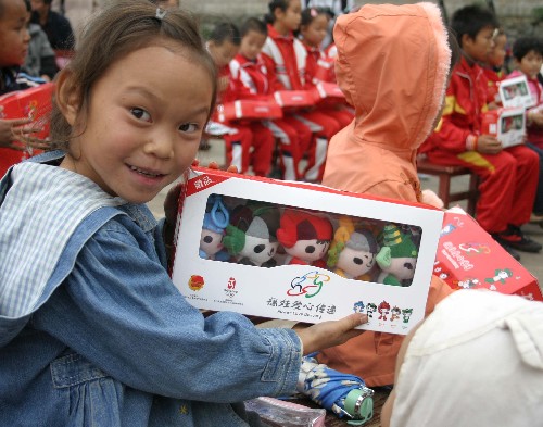 11月17日,贵阳市花溪区南车希望小学学生彭书玲展示她获赠的北京奥运会吉祥物福娃。当日,“福娃爱心传递 共享和谐奥运”大型公益活动在贵州展开,这次活动将有总共1万套福娃吉祥物被赠到1万名贵州青少年手中。受赠对象为贵州省老、少、边、穷地区的农村青少年,城市贫困低保家庭子女,城市农民工家庭子女,公安英烈子女。福娃爱心传递活动由共青团中央主办、北京奥组委等部门支持,覆盖全国的29个省、直辖市、自治区,共计40多个城市。 新华社记者黄勇摄