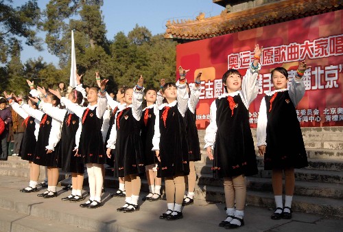 11月17日,来自西城区少年宫的小朋友在演唱《心愿》。当日,由共青团北京市委、北京奥组委志愿者部、北京志愿者协会推出的“奥运志愿歌曲大家唱”活动在北京西城区景山公园继续进行,这项活动依托“奥运志愿心乐团”这一平台,广泛组织市民学唱、传唱奥运志愿歌曲,让更多热爱歌唱的群众参与到奥运歌曲传唱的队伍中来。 新华社记者罗晓光摄