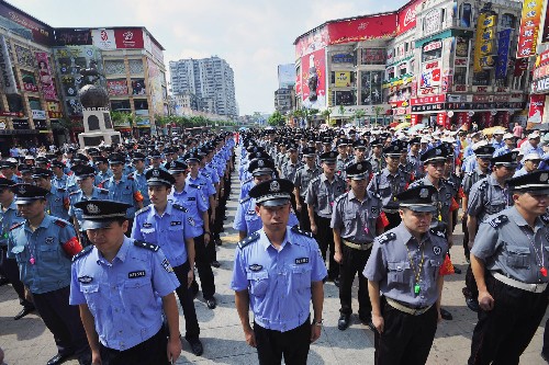 广州举行奥运安保联防联控暨志愿者行动启动仪式 8月1日,由荔湾区的公安、学校等部门组成的奥运安保志愿者行动队在活动仪式上接受检阅。当日,由广州市荔湾区政府多个部门联合举行的奥运安保联防联控暨志愿者行动启动仪式在上下九商业广场举行。来自公安、教育等系统的一万多名志愿者佩戴“红袖章”,挂起“小哨子”组成巡逻队走街串巷,以维护奥运期间的社区治安。 新华社记者 周文杰 摄