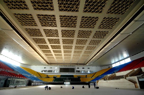 2008年北京奥运会期间将作为排球主比赛场馆的首都体育馆改扩建工程日前竣工。该馆建于1968年,此次改扩建工程历时一年半,改扩建后面积达54707平方米,设观众席17500个。这是一个综合性体育馆,可以进行球类、冰上比赛和大型文体活动等。奥运会后,首都体育馆将作为冬季项目的训练基地和全民健身活动等场所而充分发挥其多功能体育馆的作用。 图为11月29日拍摄的首都体育馆内景。 新华社记者 罗晓光 摄