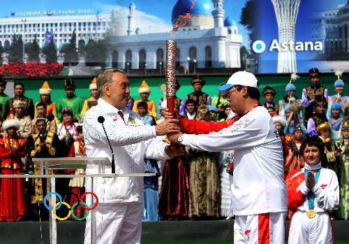4月2日,中国驻哈萨克斯坦大使张喜云(右)在起跑仪式上将火炬交给哈萨克斯坦总统纳扎尔巴耶夫。阿拉木图市是北京奥运火炬接力“和谐之旅”的第一站。哈萨克斯坦总统纳扎尔巴耶夫出席起跑仪式,并作为第一棒火炬手参加接力。 新华社记者 周文杰 摄