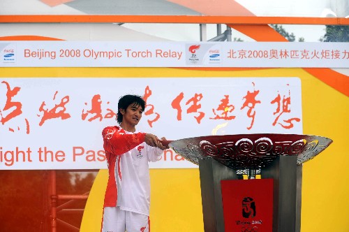 5月2日,最后一棒火炬手、香港自行车运动员黄金宝在点圣火盆。当日,北京奥运会圣火传递活动在中国香港举行。 新华社记者 安治平 摄