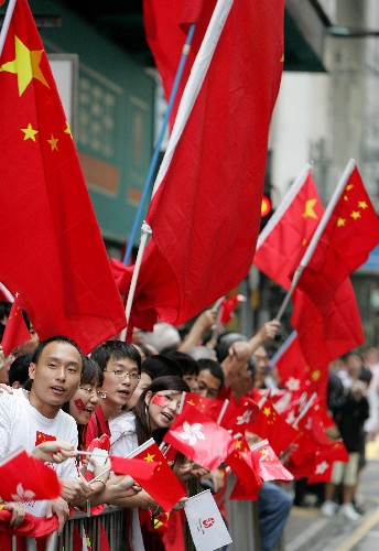 5月2日,群众沿途为奥运圣火传递加油。当日,北京奥运会圣火传递活动在中国香港举行。 新华社记者 周磊 摄