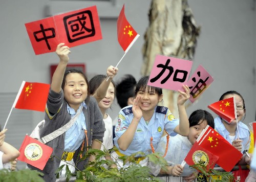 5月2日,香港学生沿途欢迎奥运圣火。当日,北京奥运会圣火传递活动在中国香港举行。 新华社记者 戚恒 摄