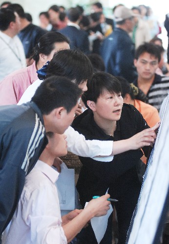 5月5日,扬州市民在中国银行扬州市分行营业部奥运门票代售网点查看比赛场次。 新华社发(王卓 摄)