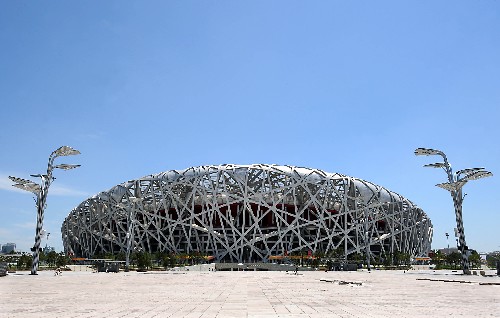 距离2008年奥运会开幕还有一个月时间,北京市正在对各个奥运会比赛场馆的周边环境进行最后的整治和美化。这是7月6日拍摄的国家体育场(“鸟巢”)前的广场。新华社记者 王颂 摄