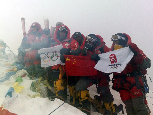 5月8日,北京奥运圣火珠峰传递登山队成功登顶珠峰。这是登山队员在峰顶展示“祥云”火炬、火种灯、中国国旗、奥运五环旗和北京奥运会会徽旗。新华社特约记者 阿旺扎西 摄