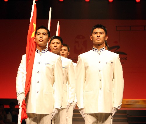 7月17日,模特展示北京奥运会升旗手制服。当日,北京2008年奥运会颁奖礼仪服饰及主要颁奖元素发布会在北京“798”艺术区举行,发布了奥运会颁奖专业志愿者将在颁奖仪式上穿着的礼服和礼仪用鞋,同时发布了颁奖台、颁奖花束、运动员获奖证书等主要颁奖元素。 新华社记者 孟永民 摄