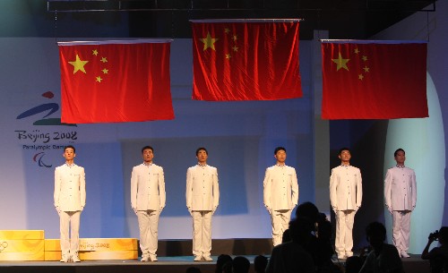 7月17日,模特展示北京奥运会升旗手制服。当日,北京2008年奥运会颁奖礼仪服饰及主要颁奖元素发布会在北京“798”艺术区举行,发布了奥运会颁奖专业志愿者将在颁奖仪式上穿着的礼服和礼仪用鞋,同时发布了颁奖台、颁奖花束、运动员获奖证书等主要颁奖元素。 新华社记者 孟永民 摄