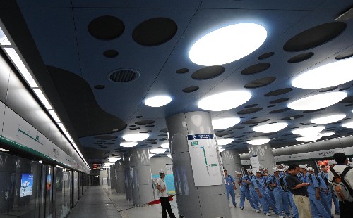 这是6月19日拍摄的北京地铁奥运支线奥林匹克公园站站台。由于此站靠近“水立方”,站台设计主题为“水元素”,吊顶采用水泡形状进行造型。北京地铁奥运支线正线全长为4.398公里,共设4座车站,从南向北分别为北土城站、奥体中心站、奥林匹克公园站和森林公园南门站。它把北京奥运主场馆以及奥林匹克公园、森林公园等联系起来。目前奥运支线正在空载试运行阶段,预计7月开通试运营。 新华社记者 李文 摄