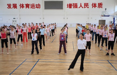 7月23日,奥运礼仪小姐们在进行形体训练。 新华社记者 魏培全 摄