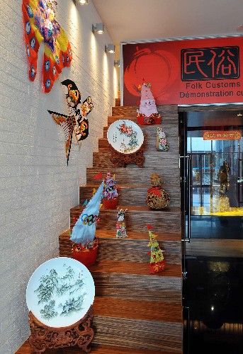 设在青岛奥运村内的中国民俗展一角(7月27日摄)。 新华社记者王颂摄