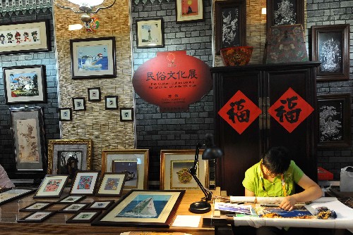 这是青岛奥运村中国民俗展的苏绣展区(7月27日摄)。 新华社记者 王颂 摄
