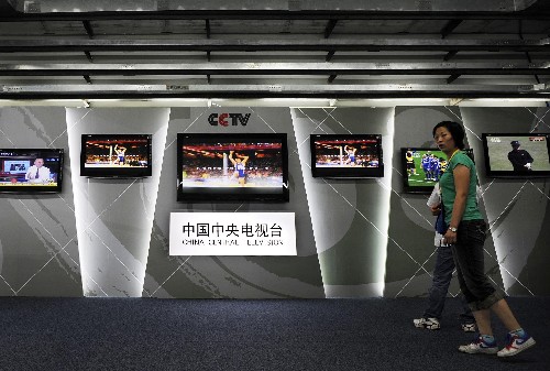 7月29日,中国中央电视台在国际广播中心(IBC)工作区展示高清电视信号节目。 新华社记者 李紫恒 摄