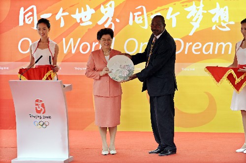 7月29日,全国人大常委会副委员长、北京奥组委副主席、北京奥运村村长陈至立向贝宁代表团团长夏尔·诺布雷赠送纪念品。 当日,贝宁奥运代表团在北京奥运村举行升旗仪式。 新华社记者 刘大伟 摄