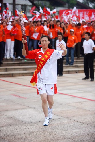 8月3日,第一棒火炬手、抗震救灾英模蒋敏在进行传递。当日,北京奥运圣火在四川省广安市传递。 新华社记者 邢广利 摄