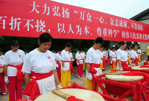 8月3日,参加起跑仪式的全体人员为汶川大地震遇难同胞默哀。当日,北京奥运圣火在四川省广安市传递。 新华社记者 刘力航 摄