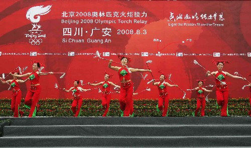 8月3日,演员在圣火传递终点表演舞蹈,为传递助兴。当日,北京奥运圣火在四川省广安市传递。 新华社记者 鲁金博 摄