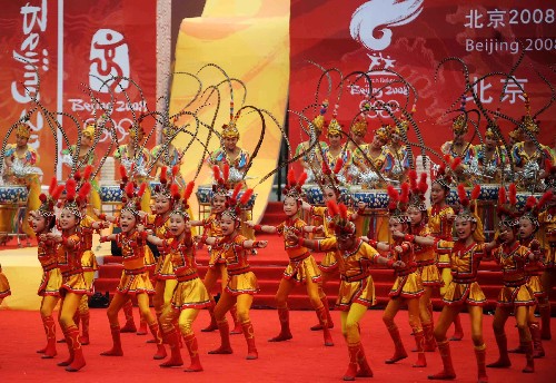 8月6日,演员在起跑仪式上表演。当日,北京奥运圣火在北京市传递。 新华社记者 罗晓光 摄