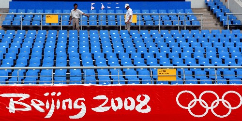 提到沈阳,关心体育、关注足球的人自然会想到五里河体育场。2001年10月7日,正是在这里,中国足球冲击世界杯成功,圆了足球人44年的梦。2006年3月,在“老五里河”东南3公里处,沈阳奥体中心新五里河体育场破土动工,仅仅15个月后,一座外形为“水晶皇冠”的宏伟体育场交付使用。从2008年8月6日开始,新五里河体育场将迎来建成后最为重要的赛事,北京奥运会足球比赛,8月6日到16日,12场奥运会足球比赛将在这里进行,而中国男足国奥队也将在新五里河努力寻找7年前的辉煌。 图为两位工作人员在沈阳奥体中心五里河体育场内检查观众席的座位(摄于7月22日)。 新华社记者 谢环驰 摄