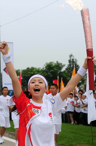 8月5日,火炬手张靓颖手持火炬传递。当日,北京奥运圣火在四川省成都市传递。 新华社记者刘力航摄