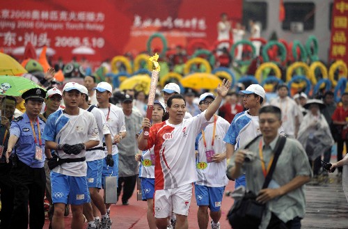 5月10日,汕头市第一棒奥运火炬手蔡炎书在传递中。当日,北京奥运圣火传递活动在广东省汕头市举行。 新华社记者刘大伟摄