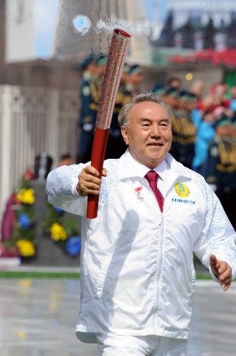 4月2日,第一棒火炬手、哈萨克斯坦总统纳扎尔巴耶夫手持火炬在传递途中。阿拉木图市是北京奥运火炬接力“和谐之旅”的第一站。哈萨克斯坦总统纳扎尔巴耶夫出席起跑仪式,并作为第一棒火炬手参加接力。 新华社记者周文杰摄