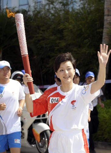 5月4日,火炬手杨澜在进行传递。当日,北京奥运会圣火传递活动在海南三亚举行。 新华社记者 戚恒 摄