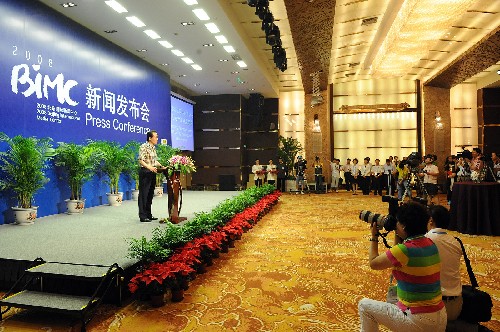 7月8日,2008北京国际新闻中心(BIMC)正式投入运行。2008北京国际新闻中心,也称非注册记者新闻中心,是第29届奥运会期间在北京设立的,为没有取得国际奥委会“奥运身份注册卡”的新闻记者提供新闻信息和接待服务的场所。中心位于北京古城的北中轴线上,交通十分方便,往北2公里就可到达鸟巢、水立方。 这是北京国际新闻中心(BIMC)主任翟惠生在正式运行记者见面会上讲话。 新华社记者 张旭 摄