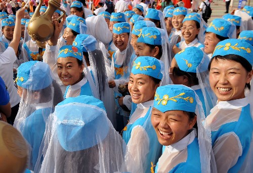 6月30日,演员们在起跑仪式上。当日,北京奥运圣火在宁夏吴忠传递。 新华社记者 刘泉龙 摄