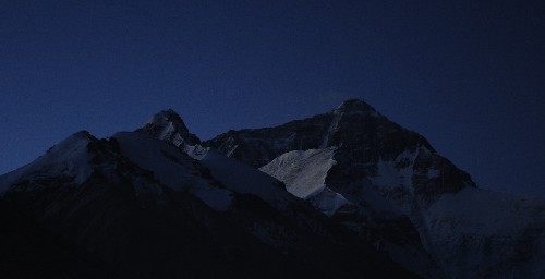 5月8日凌晨,北京奥运圣火珠峰传递登山队从海拔8300米的突击营地出发,向着珠峰峰顶冲击。目前,登山队队员已接近峰顶。图为5月8日清晨拍摄的珠峰。 新华社记者张铎摄