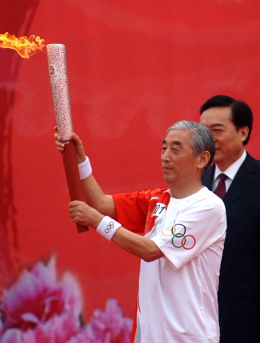 奥运圣火在洛阳传递 7月27日,第一棒火炬手张海在起跑仪式上举起火炬。当日,北京奥运圣火在河南省洛阳市传递。 新华社记者朱祥摄
