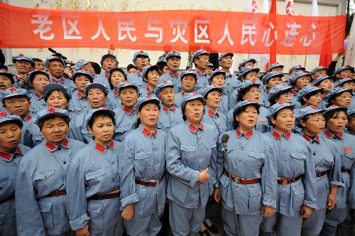 5月15日,写有“老区人民与灾区人民心连心”的横幅悬挂在传递仪式现场。当日,北京奥运会圣火传递活动在江西井冈山举行。 新华社记者 宋振平 摄