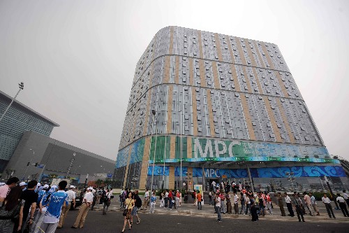 7月8日,北京2008年奥运会主新闻中心 (MPC)正式启用。这是主新闻中心外景。 新华社记者罗晓光摄