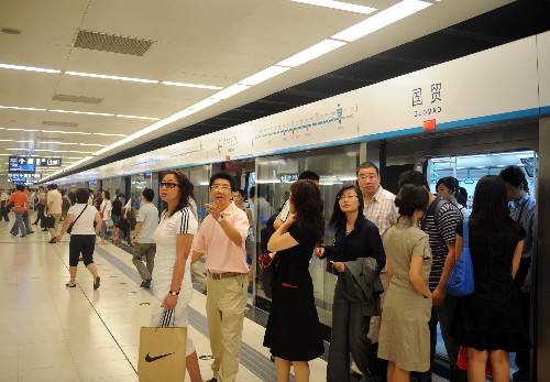 7月21日,乘客在北京地铁10号线国贸站有序上下车。当日是北京实行单双号限行措施后的首个工作日,由于开通三条地铁新线及10条奥运公交专线,并实行“错时上下班”措施,北京市民的出行方式和出行时间有了更多选择,北京市区交通拥堵现象明显改善。 新华社记者罗晓光摄