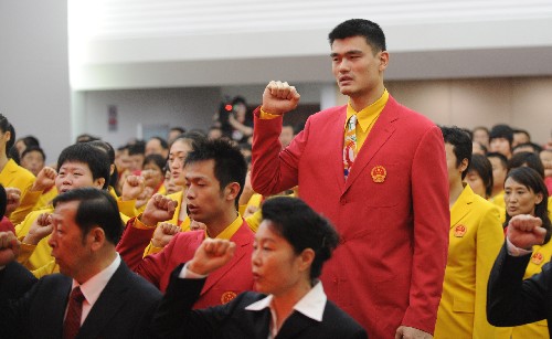 7月25日,中国代表团成员姚明(上)等在誓师动员大会上宣誓。当日,北京奥运会中国体育代表团在北京正式成立,总人数1099人,其中包括运动员639人。 新华社记者赵鹏摄