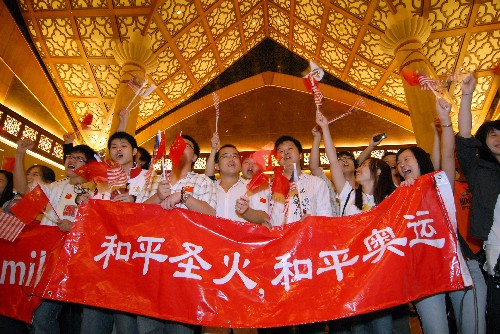4月20日,在马来西亚的中国留学生手举横幅,热烈欢迎奥运圣火的到来。当天,北京奥运圣火抵达马来西亚首都吉隆坡。 新华社发(张纹综摄)