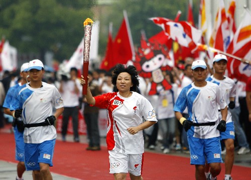 5月24日,火炬手孙雯手持火炬传递。当日,北京奥运会圣火继续在上海传递。 新华社记者 凡军 摄