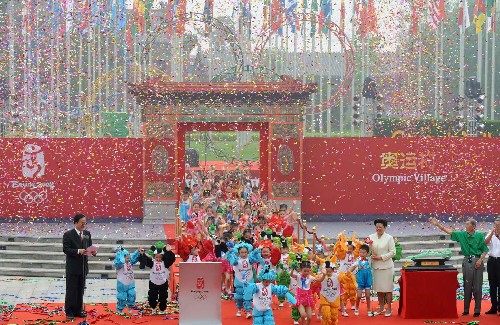 7月27日,北京市副市长、北京奥组委执行副主席刘敬民(左)在开村仪式上。当日,2008年北京奥运会奥运村正式开村,奥运村将接待来自200余个国家和地区的16000余名运动员和随队官员。 新华社记者赵鹏摄