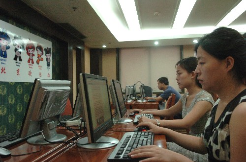 7月8日,几名工作人员在2008北京国际新闻中心河北分中心记者工作室调试电脑。当日,设在石家庄市白楼宾馆3号楼的2008北京国际新闻中心河北分中心正式开放运行。 新华社记者 王民 摄