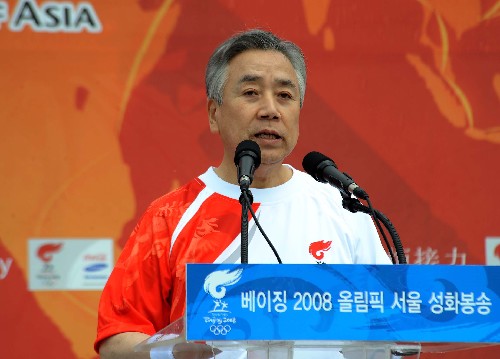 4月27日,韩国奥委会主席金正吉在起跑仪式上讲话。当日,北京奥运圣火传递活动在韩国首尔举行。 新华社记者周文杰摄